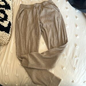 ALO muse, size medium.  Jogger sweatpant